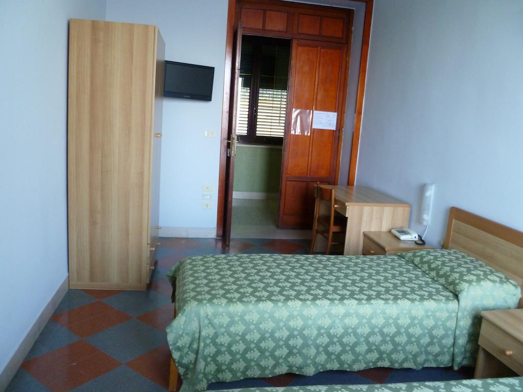 Ancelle Sorrento - Casa D'Accoglienza Hotel Castellammare di Stabia Szoba fotó