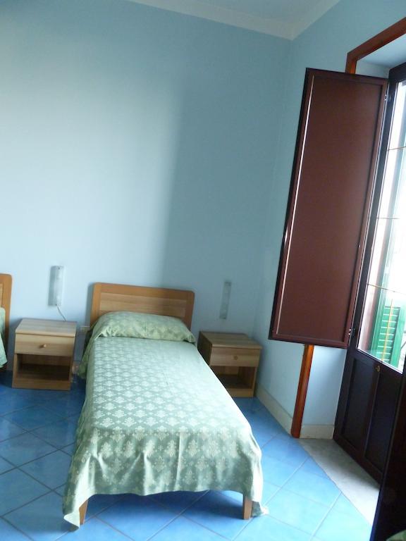Ancelle Sorrento - Casa D'Accoglienza Hotel Castellammare di Stabia Szoba fotó
